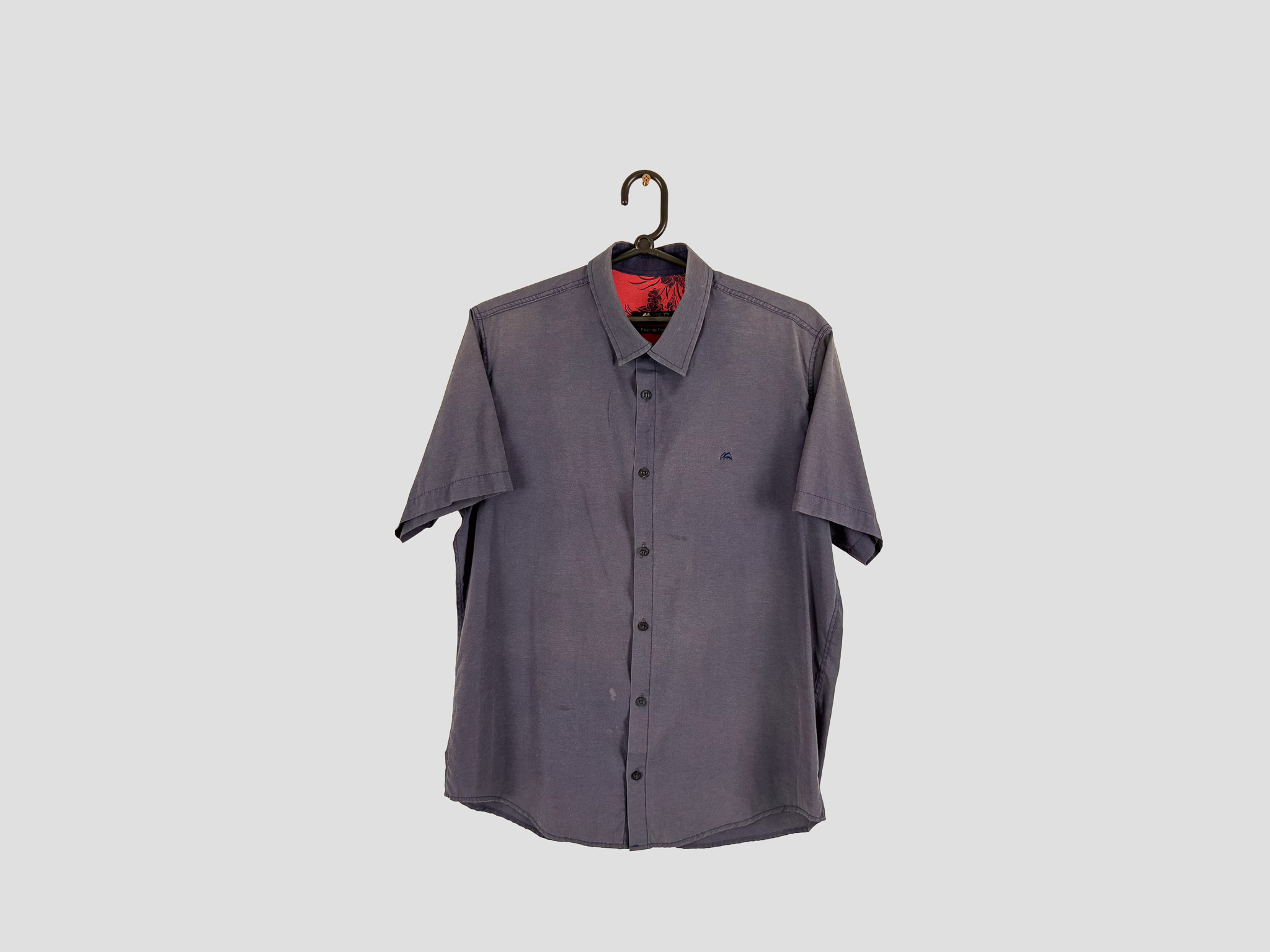 Camisa Manga Curta Cinza Detalhe Vermelho