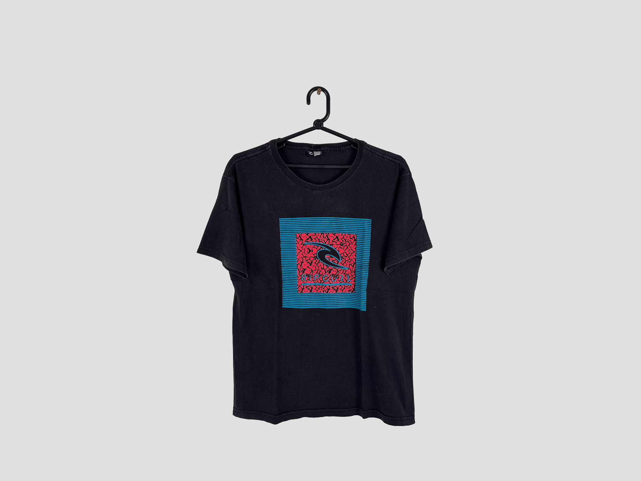Camiseta Preta Estampa Quadrada Vermelha