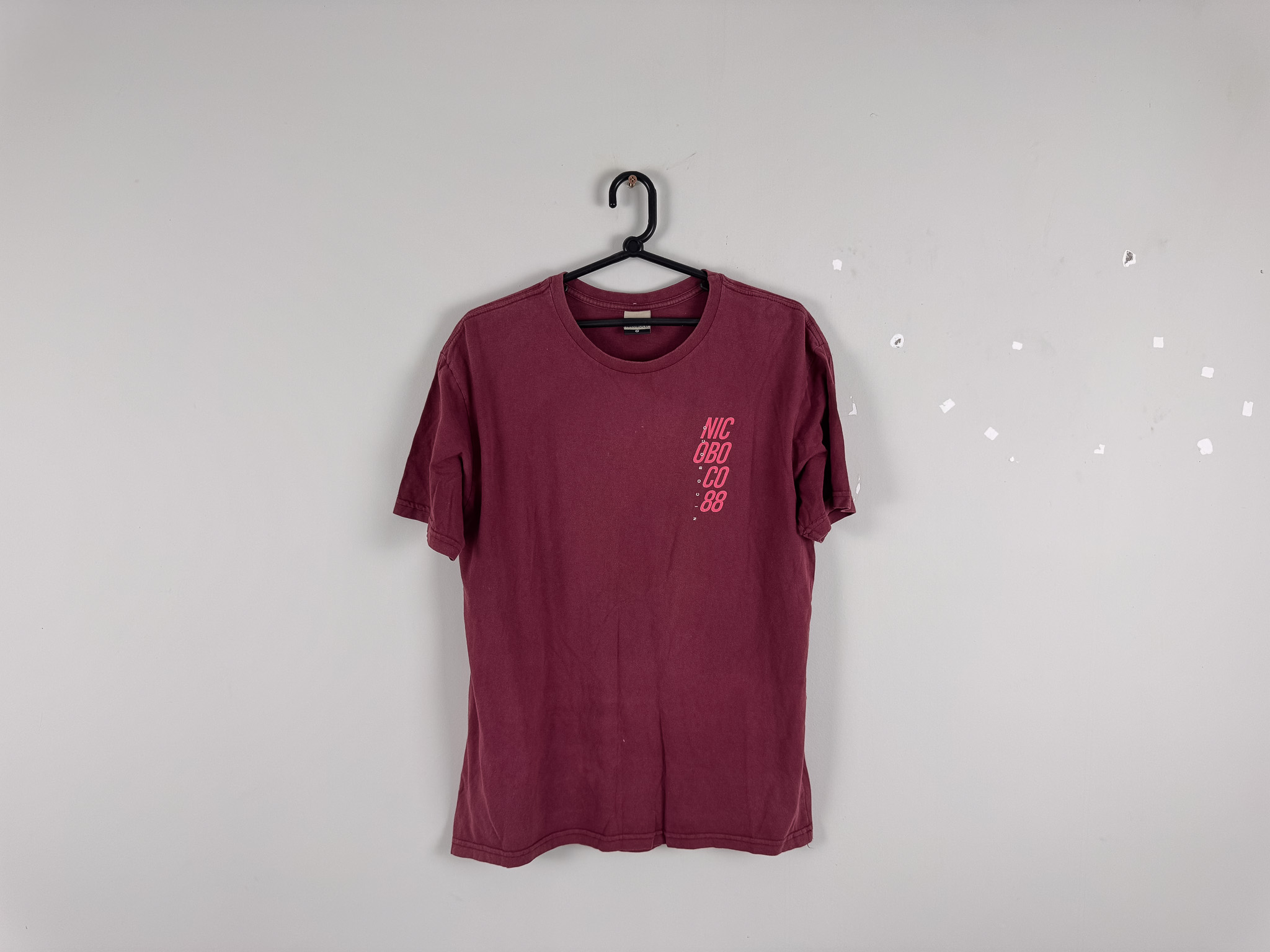Camiseta Bordô Estampa Lateral