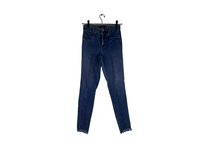 Calça Rock Jeans Skinny Detalhes Metálicos