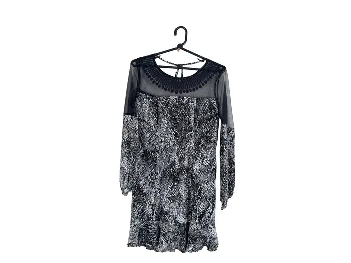 Vestido Tule Estampa P&B Manga Longa