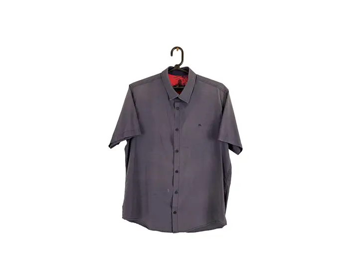 Camisa Manga Curta Cinza Detalhe Vermelho