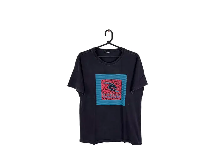 Camiseta Preta Estampa Quadrada Vermelha