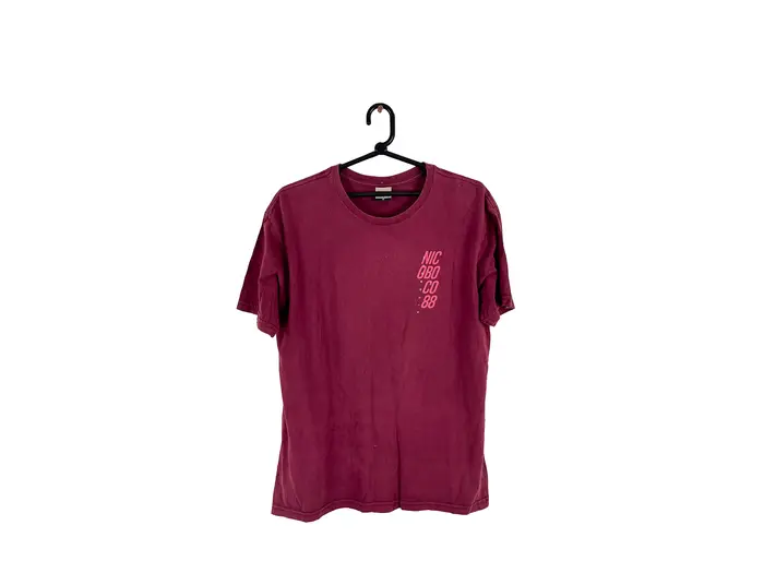 Camiseta Bordô Estampa Lateral
