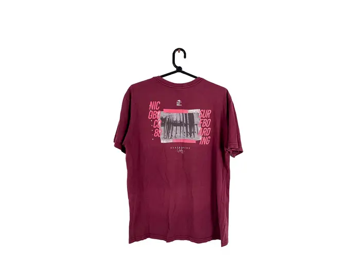 Camiseta Bordô Estampa Lateral