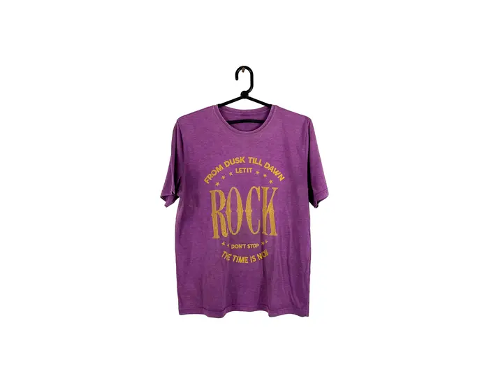Camiseta Roxa Estampa Rock